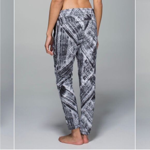 Lululemon Namaskar Pant II Heat Wave Size 8 - Picture 9 of 10
